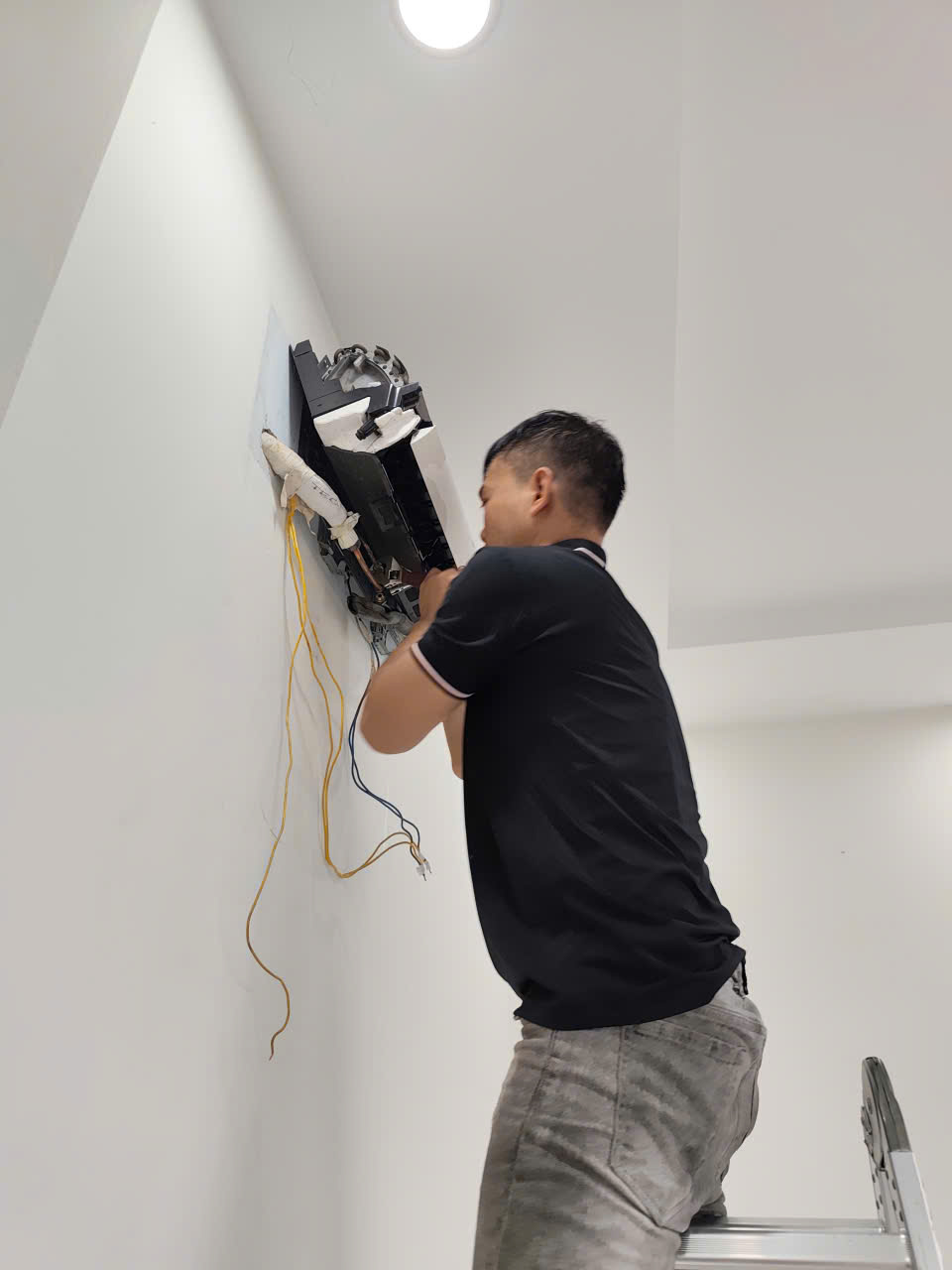 Lắp đặt máy lạnh điều hòa treo tường