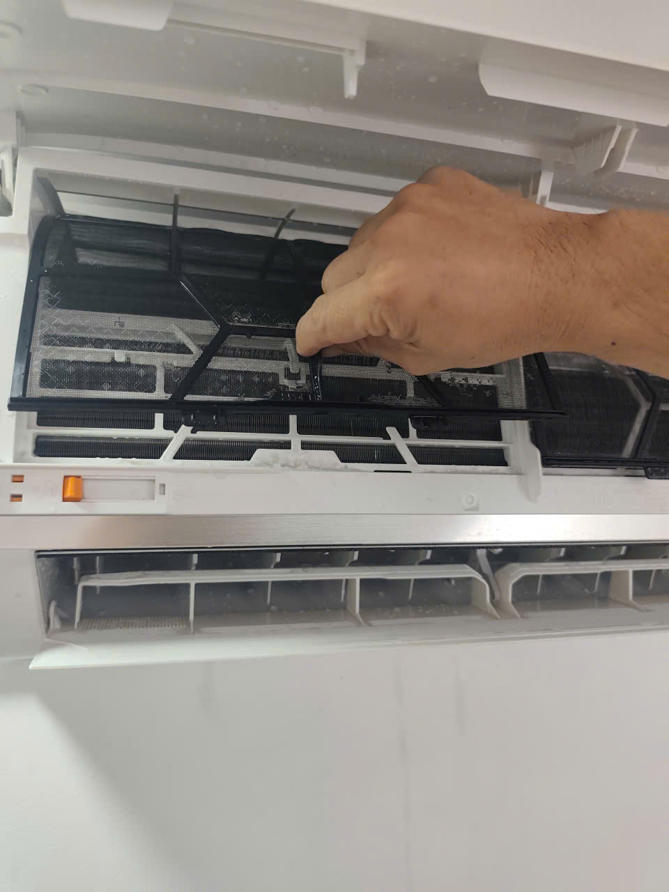 Kiểm tra lưới lọc dàn lạnh và tiến hành vệ sinh