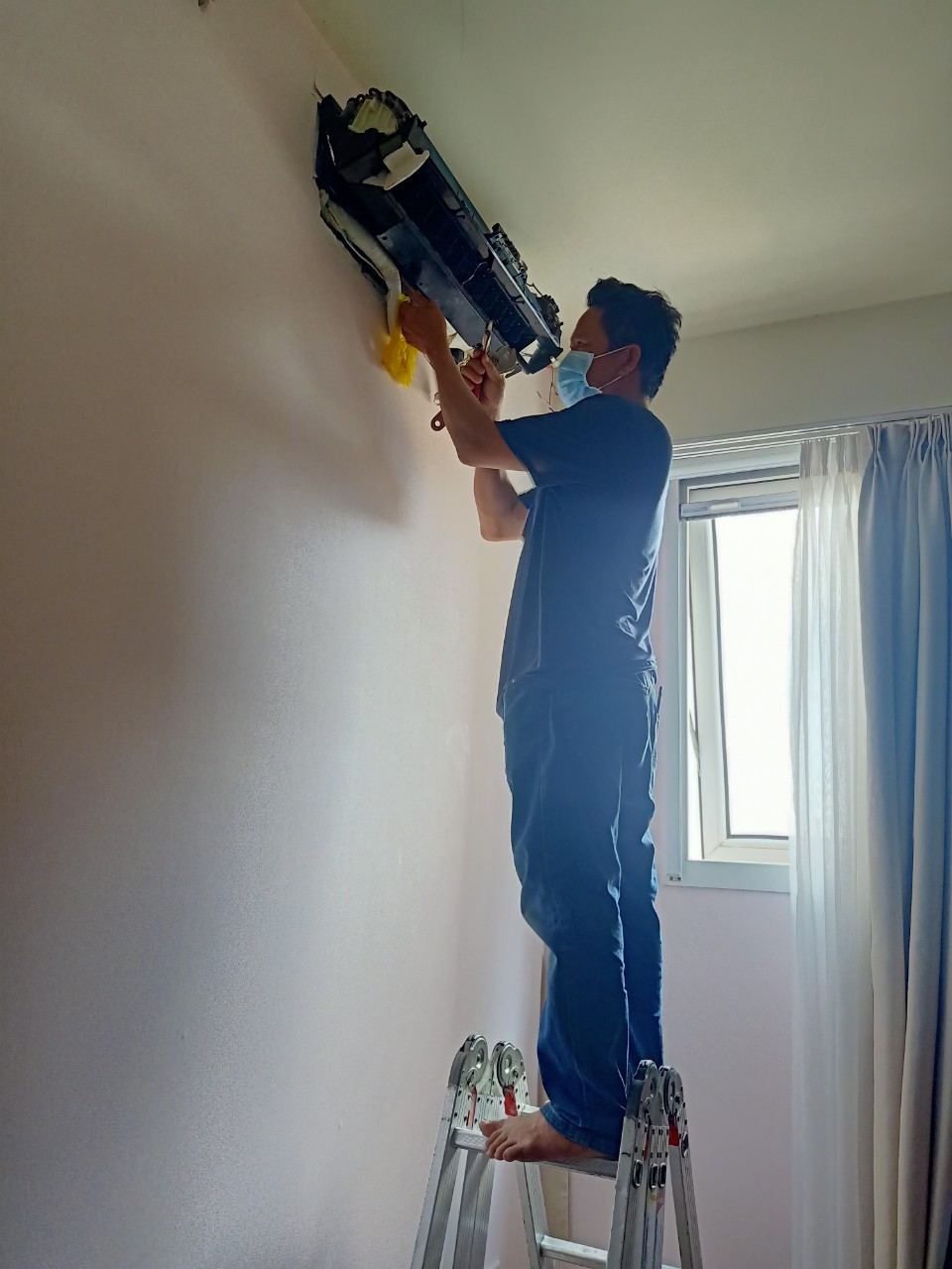 Tháo mặt nạ đầu lạnh chuẩn bị vệ sinh